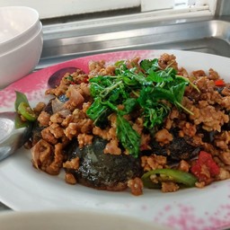 กะเพราไข่เยี่ยวม้า