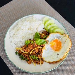 ข้าวผัดเผ็ดหมูไข่ดาว