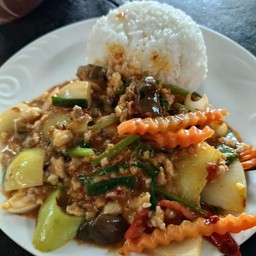 หมูสับผัดน้ำพริกเผาราดข้าว