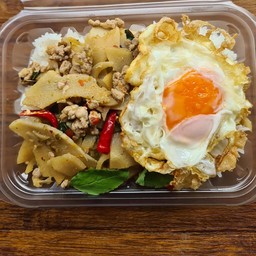 ข้าวราดผัดหน่อไม้ดอง