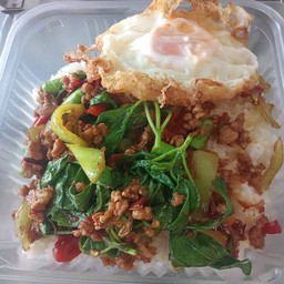 กะเพราหมูสับราดข้าว+ไข่ดาว