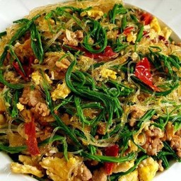 ข้าวหน้าผัดวุ้นเส้นชะอมหมูสับใส่ไข่