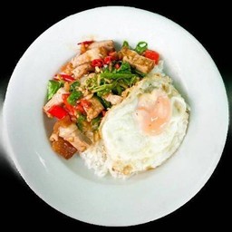 ข้าวกะเพราหมูกรอบ (ไม่รวมไข่ดาว)