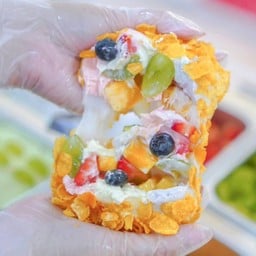 โมจิผลไม้ครีมชีส L ครีมชีส3รส ผลไม้5อย่าง (ปั้นสดใหม่20นาที)