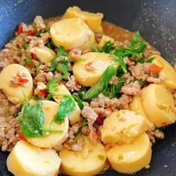 ข้าวกระเพราหมูสับไส่เต้าหู่ใข่