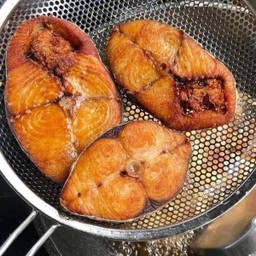 ปลาอินทรีย์ทอดน้ำปลา (1ชิ้นใหญ่หรือ2ชิิ้นเล็ก)