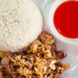 ข้าวหมูทอดกระเทียม