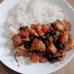 กะเพราหมูกรอบฟันแตก -