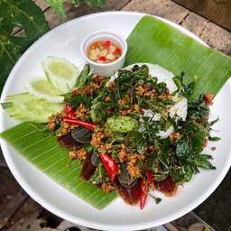 ไข่เยี่ยวม้ากะเพรากรอบราดข้าว