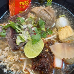 ก๋วยเตี๋ยวซือดะห์ต้มยำลูกชิ้นเนื้อแดงเปื่อย