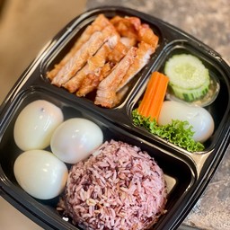 ข้าวหน้าหมูสันในทอดน้ำปลา ไข่ต้ม และน้ำจิ้มซีฟู้ดส์