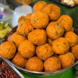 ร้านยำแหนมข้าวทอด by โชคดี ยำแหนมข้าวทอด ตลาดคู่สร้าง
