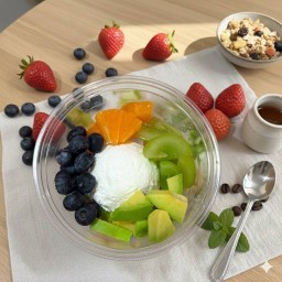 D.I.Y กรีกโยเกิร์ต 1 scoop + เลือกผลไม้ หรือ Topping ได้ 4 อย่าง !