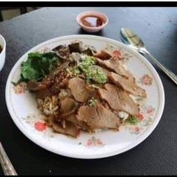 เฮียพงศ์ก๋วยเตี๋ยวเป็ด(สะเก็ดข่าว) ตลาดนัดผ้าวันจันทร์สิงห์บุรี