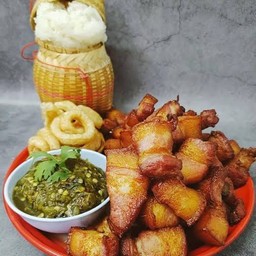 ชุดหมูทอด+ข้าวเหนียว+น้ำพริกหนุ่ม+ผักสด