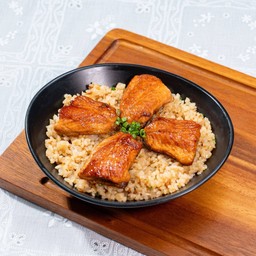 ข้าวผัดกระเทียมหน้าปลาแซลมอน + ซุปมิโซะ