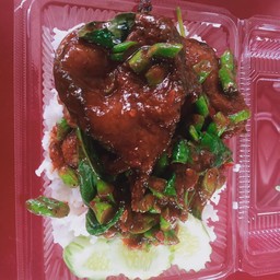 ผัดพริกแกงปลาดุกทอดกรอบ