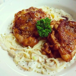 พาสต้าไวท์ครีมซอสผักโขม & ไก่ย่าง