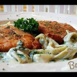 พาสต้าไวท์ครีมซอสผักโขม & หมูย่าง