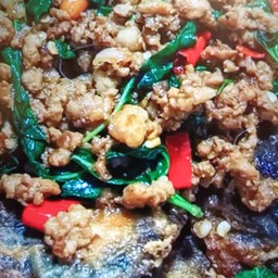 ข้าวกะเพราไข่เยี่ยวม้าใส่หมูสับ