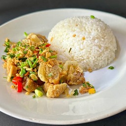 หมูกรอบพริกเกลือราดข้าว
