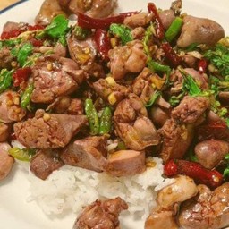 กะเพราเครื่องในไก่ ราดข้าว