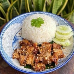ข้าวราดผัดกระเทียมหมูกรอบ