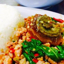 กะเพราไข่เยี่ยวม้า