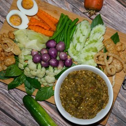 ข้าวน้ำพริกหนุ่มไข่ต้มแคบหมู