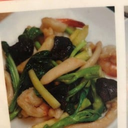 ห่อไม้ทะเลผัดคะน้าและกุ้ง