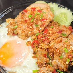 ข้าวหน้าหมูนุ่มคั่วเกลือไข่ดาว