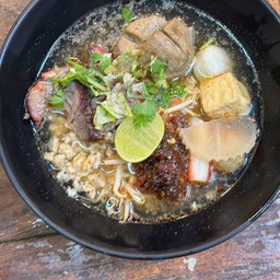 ก๋วยเตี๋ยวต้มยำลูกชิ้นเนื้อแดงเปื่อย