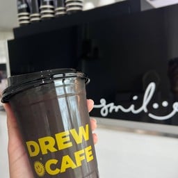 DREW cafe เครื่องดื่ม ขนมเจ้าดัง และไส้กรอกสโมกกี้ไบท์ในตำนาน