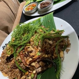 ข้าวผัดกะปิปลาช่อนทอดพริกสด