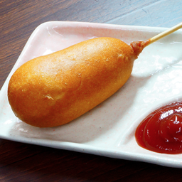 ขนมปังไส้กรอกเสียบไม้ทอด