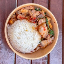 กะเพราหมูกรอบ ราดข้าว