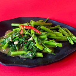 ผัดผักบุ้งไฟแดง