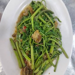 ผัดกระเฉดหมูกรอบ