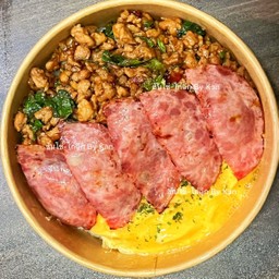 (พิเศษเบิ้ม ๆๆๆ )ข้าวราดไข่ข้น+ กระเพราหมูสับพริกแห้ง + เบค่อนๆ