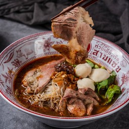 ก๋วยเตี๋ยวเรือเนื้อสดน้ำตกสามแซ่บ