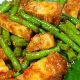 พริกแกงหมูกรอบ ราดข้าว