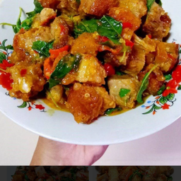 กระเพาหมูกรอบราดข้าว