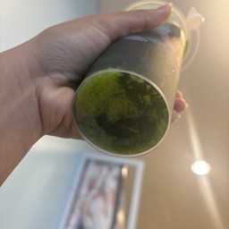 เป็นแบบในรูปคนแล้วแต่ผงมะนาวที่เป็นก้อนก็ไม่แตกแย่มากเรากินบ่อยมาก