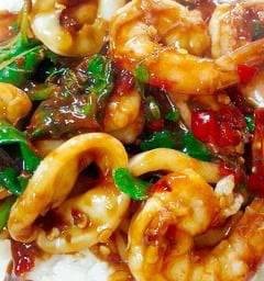 ข้าวราดกระเพราทะเล