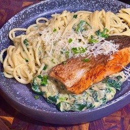 P5 พาสต้าซอสครีมผักโขมแซลมอน