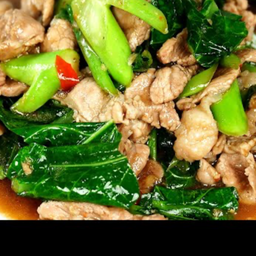 คะน้าหมูชิ้น ราดข้าว