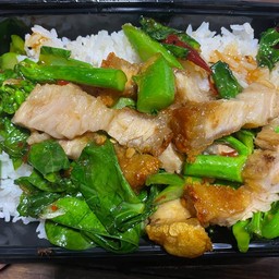 คะน้าหมูกรอบราดข้าว