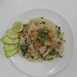 ข้าวผัดหมูกรอบ