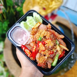 ข้าวหมูทอดกระเทียมพริกสด