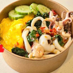 กะเพราปลาหมึกพริกแห้ง